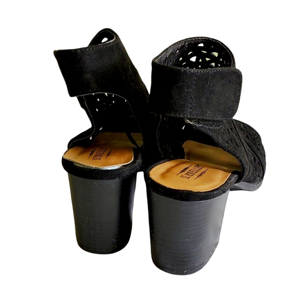 Seychelles Black Suede Bootie sandals. Velcro side closure. Chunky - Picture 7 of 10